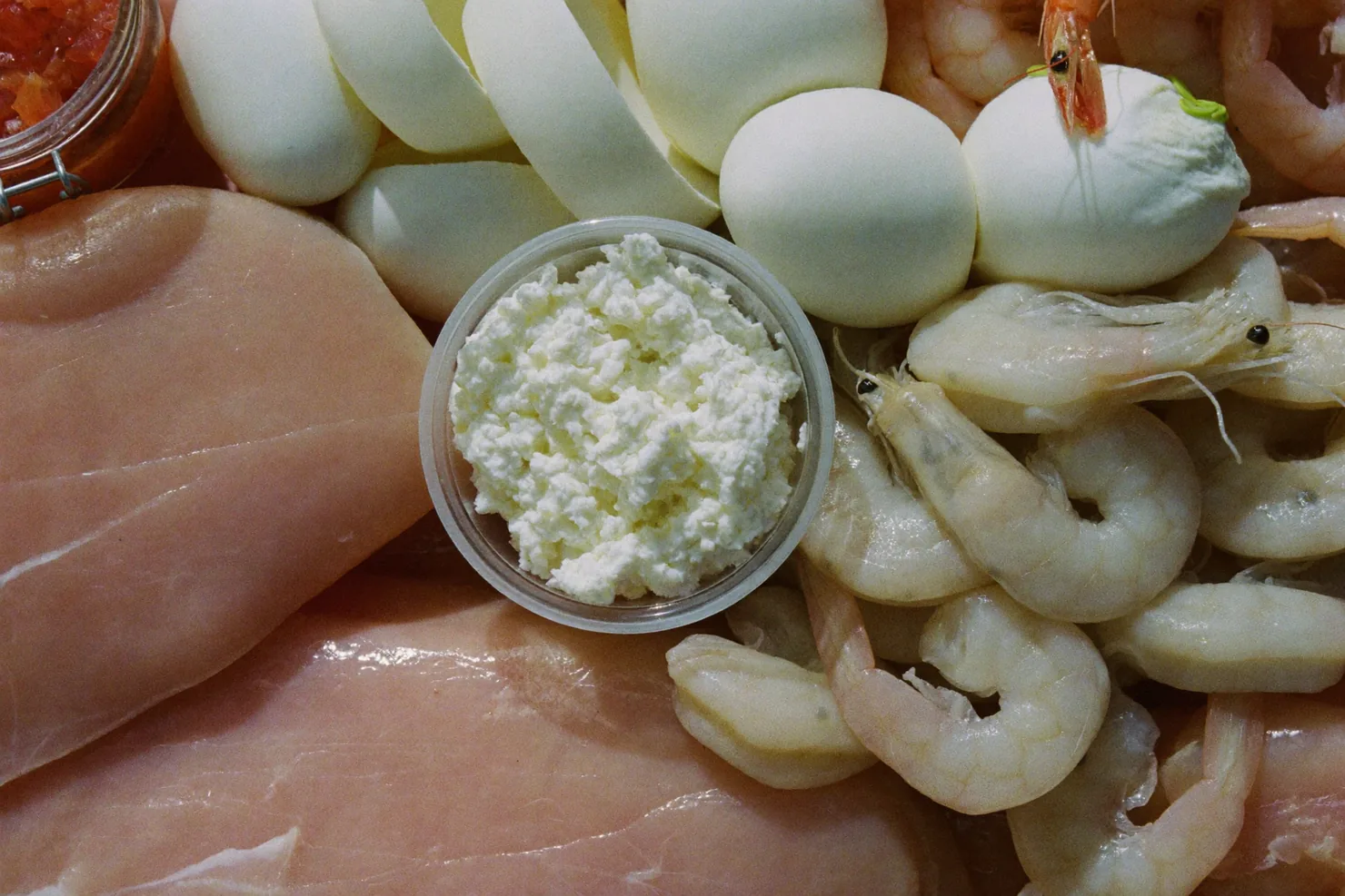 Источники белка для сушки: куриная грудка, яичные белки, творог и креветки